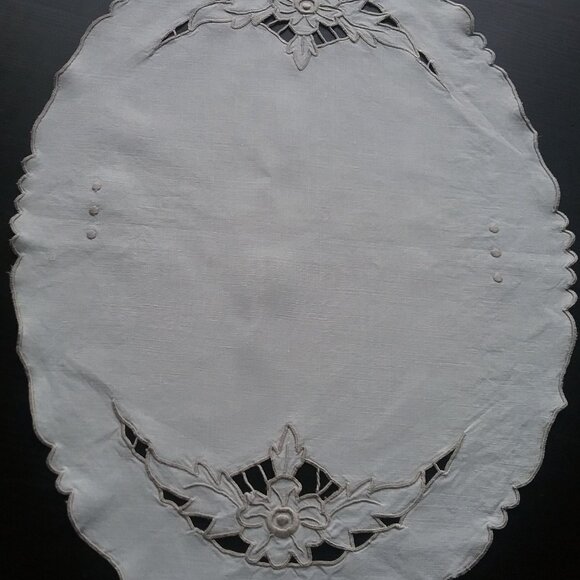 Open Cutwork Doilies Set of Two Vintage Machine Embroidered Ecru/Beige Linen Tab - Picture 4 of 12